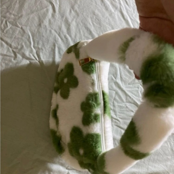 Mini faux fur teddy hand bang shoulder bag. - Picture 2 of 3